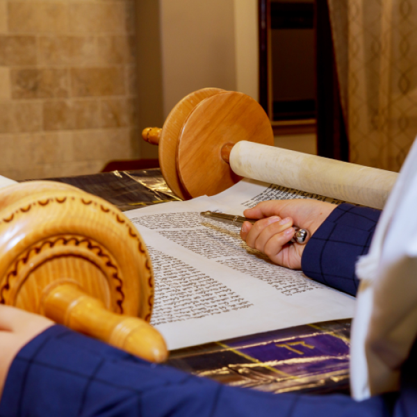 Black and Gold Classy Minimalist Circular Name Logo (7)